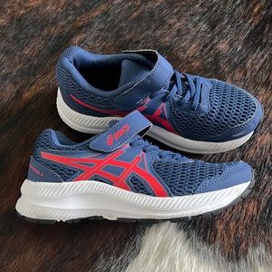 Brand new (without tags/box!) boys Asics size 1 shoe!